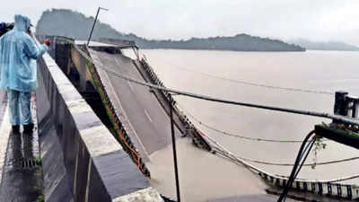 Karnataka: Karwar Kali bridge crashes, hits traffic to Goa