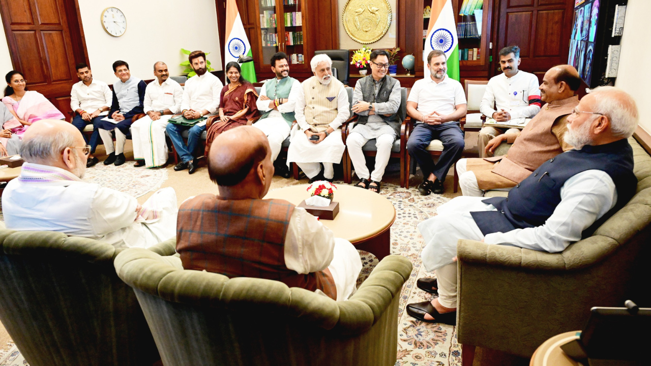 In one frame, PM Modi and Rahul Gandhi at Om Birla's chambers | India News  - Times of India