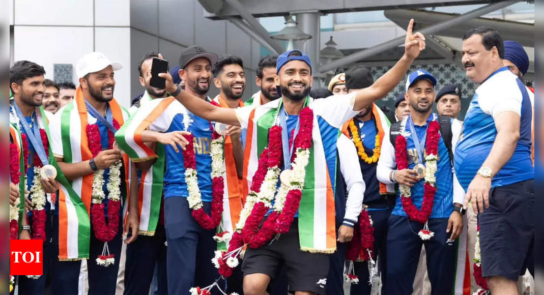 Watch: Pilot welcomes India’s Olympic bronze medal-winning hockey staff aboard, followers greet gamers again dwelling from Paris with beats of ‘dhol’ | Paris Olympics 2024 Information – Instances of India