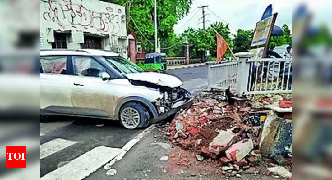 Driver hits railing during party in SUV | Vadodara News - Times of India