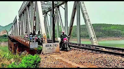 Villagers demand proper bridge over Kolab reservoir