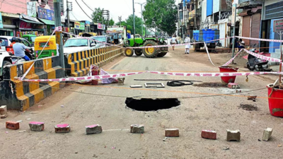 Gurgaon's Basai road has crater after sewer line leak; may be fixed in 2 days