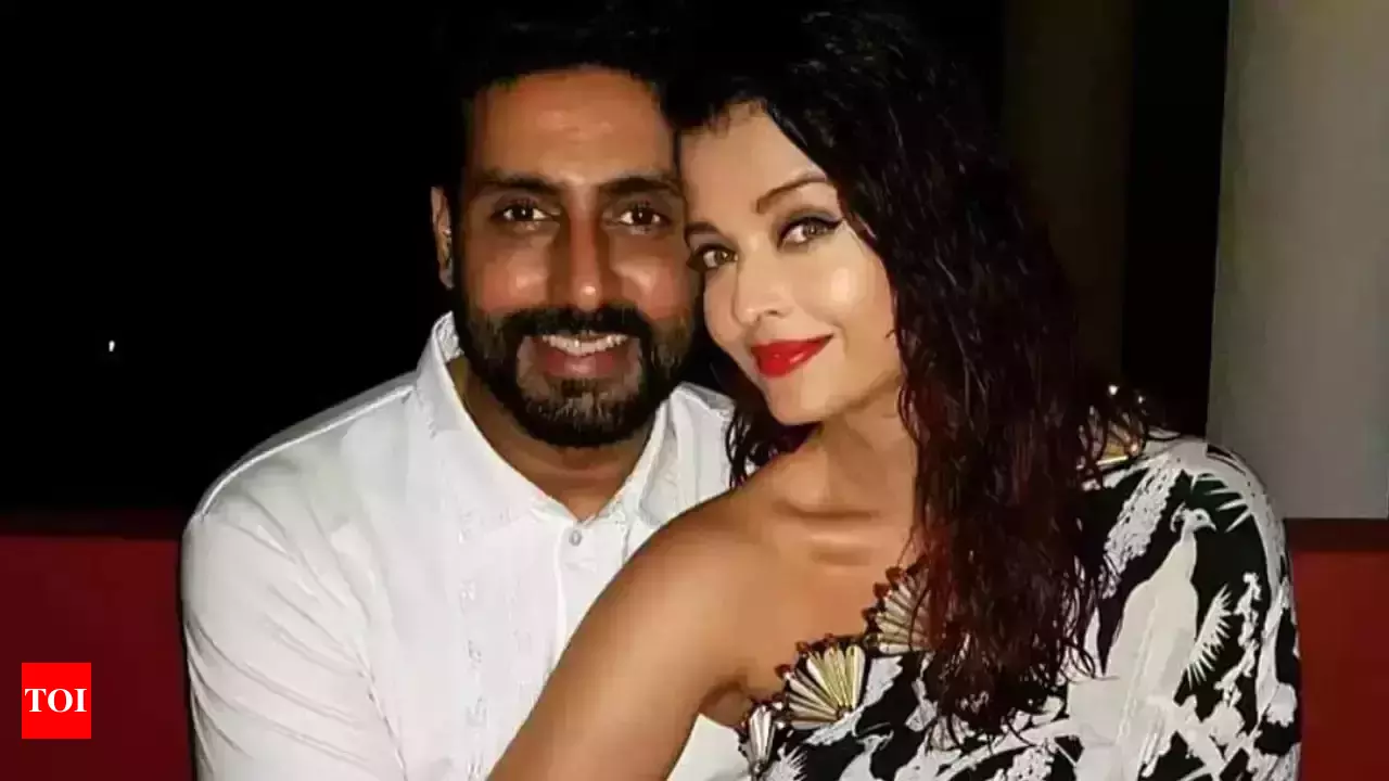 Abhishek Bachchan shows his wedding ring, breaks silence on divorce rumours with Aishwarya Rai Bachchan: 'Still married! You'll have blown it..' | Hindi Movie News - Times of India