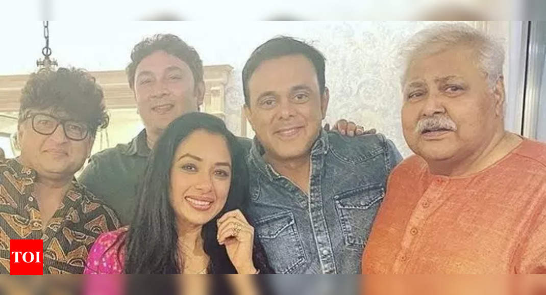 Rupali Ganguly Reunites with Sarabhai Cast