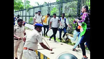 Teacher aspirants fight pitched battle with cops