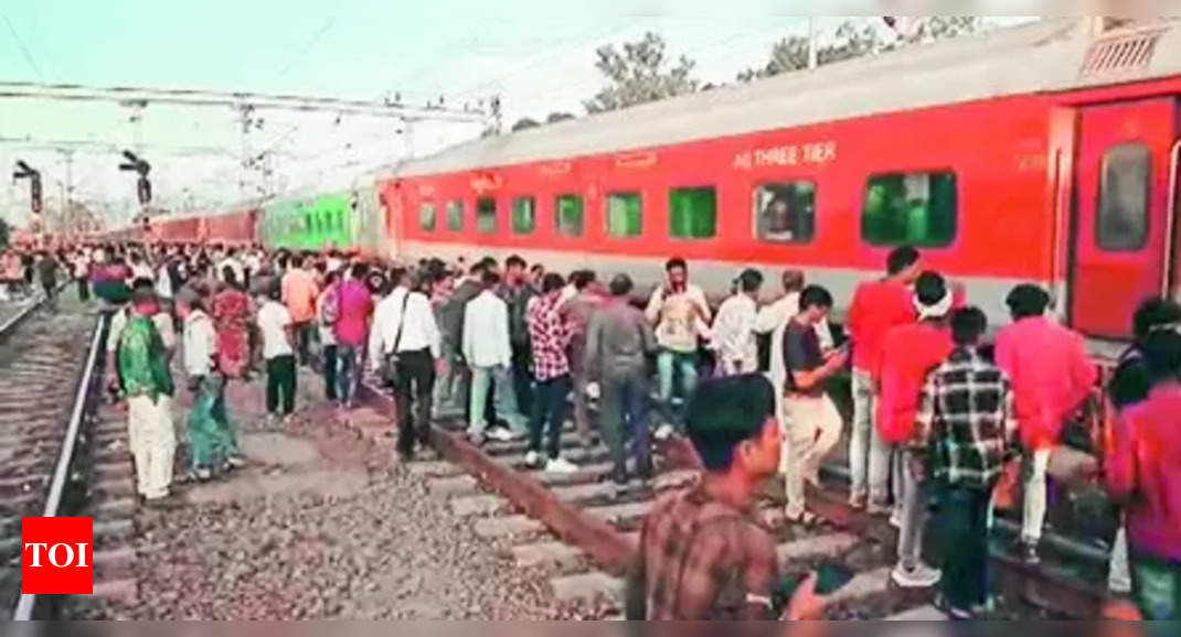 Train derails in Itarsi