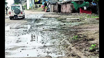 Water level recedes, leaves behind trail of muck, stench