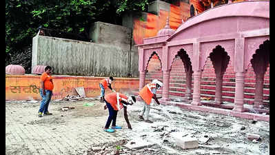 Water level recedes, leaves behind trail of muck, stench