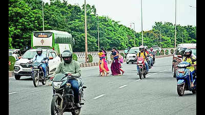 Buses stopping at flyover exits in Acharya Vihar ups accident risk