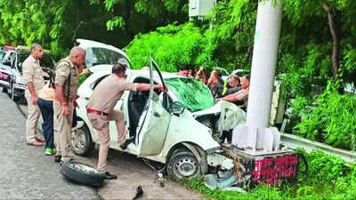 Car crashes into unipole on Noida Expressway, 3 students die