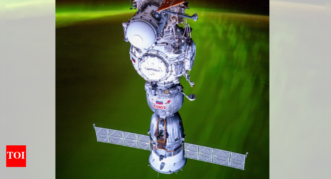 NASA astronaut captures stunning Green Aurora behind Russian Soyuz at ...