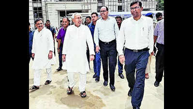 Nitish reviews progress of collectorate bldg construction