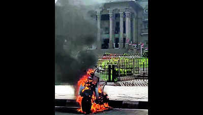 Upset with police's ill-treatment with mother, youth sets scooter on fire outside Bengaluru's Vidhana Soudha