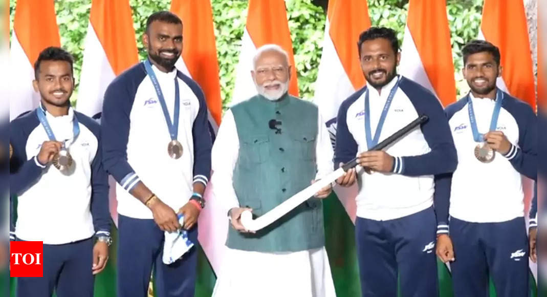 Modi Meets Indian Olympic Team After Paris