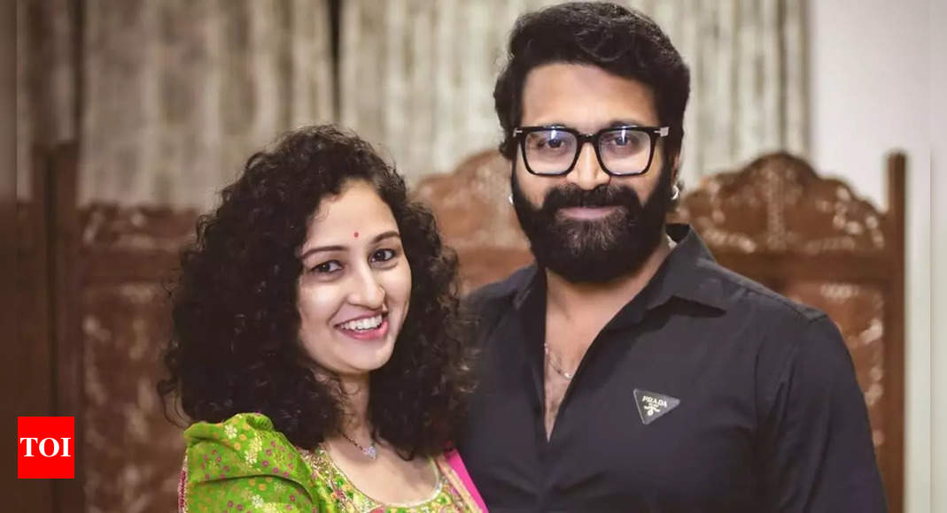 Proud Wife! Rishab Shetty Receives a Heartfelt Welcome from Wife ...