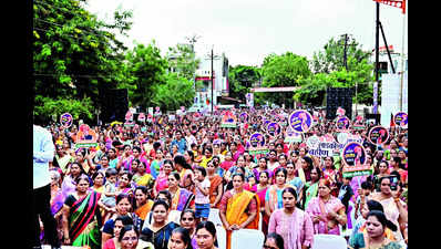 Haven’t got Ladki Bahin money yet, claim many Sambhajinagar women