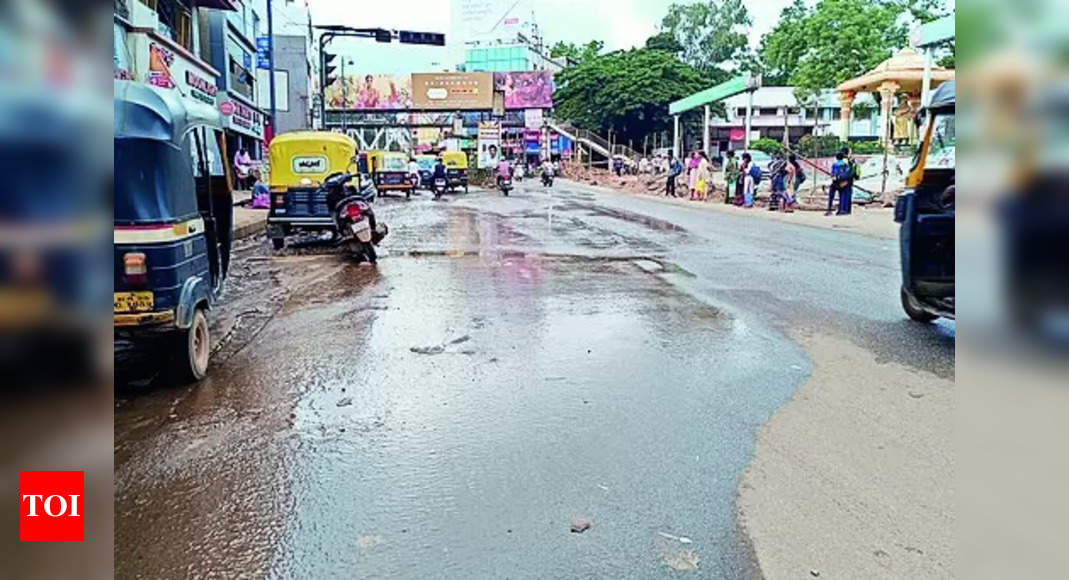 Railway Station Road: Train passengers struggle as water leaks from Rajakaluve in Hubballi railway station | Hubballi News