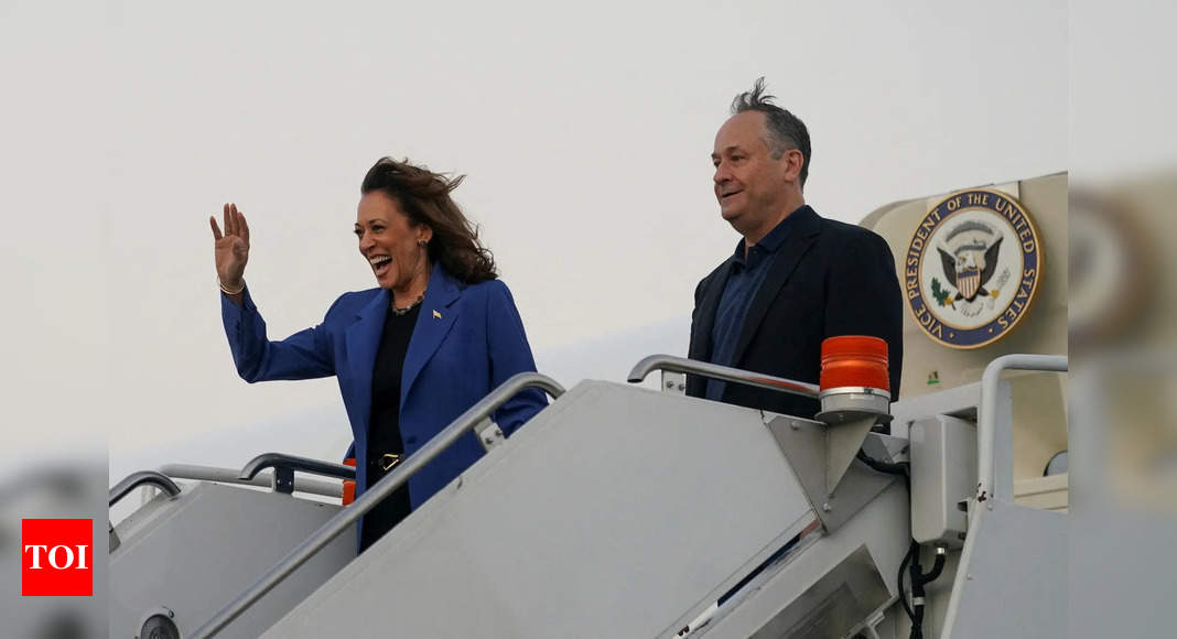 Harris arrives in Chicago to star at Democratic convention – Times of India