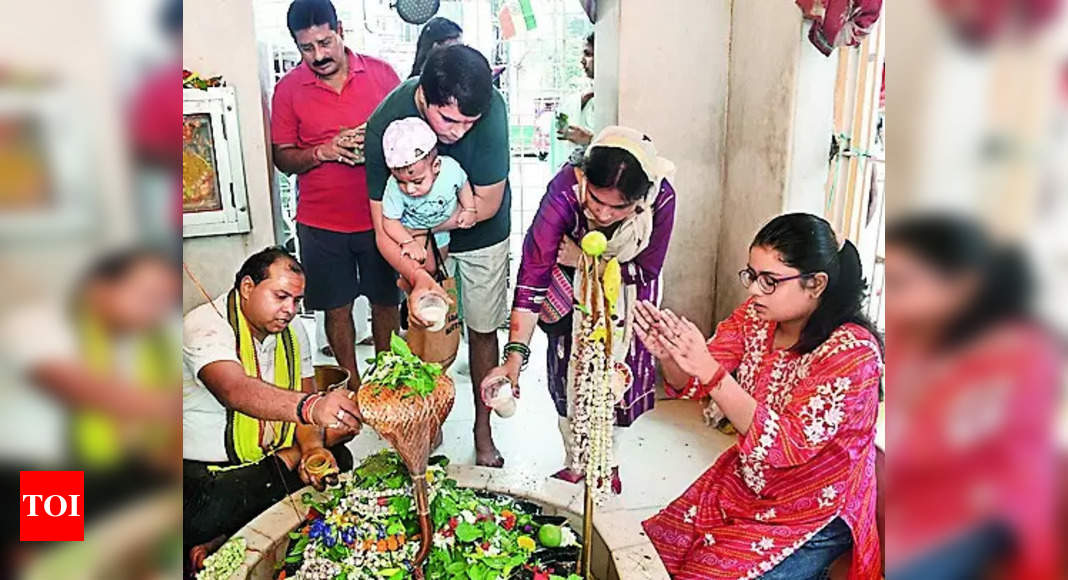 Devotees Celebrate Raksha Bandhan in Srinagar