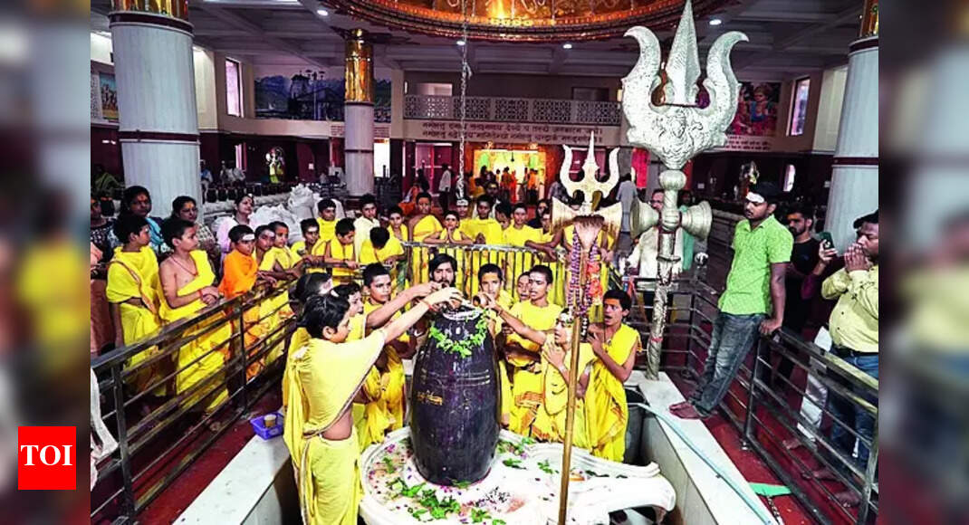 Shrawan month concludes with over 2 lakh devotees offering prayers at KVT on last Monday