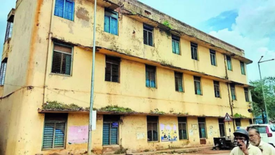 Structure housing 3 govt schools is in a sorry state due to neglect in Hubballi