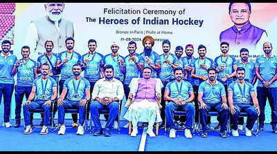 Grand welcome for men’s hockey team