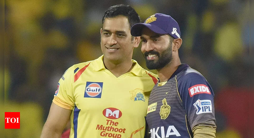 Dinesh Karthik Apologizes for Dhoni Omission