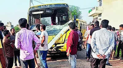 School Buses Collide: 12 children injured in school bus collision in ...