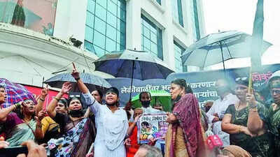 Badlapur sex abuse: MVA netas replace bandh with black bands ...