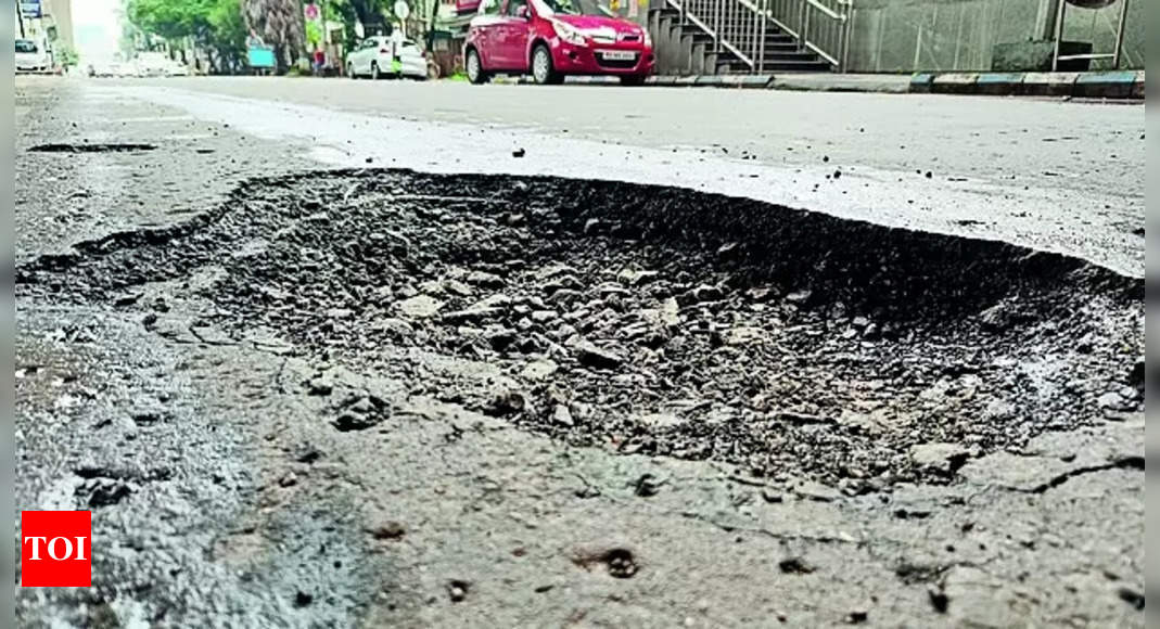 Salt Lake: Craters on roads in Salt Lake due to heavy rain | News from Kolkata