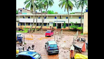 Irked by HDMC’s apathy, Kannada school alumni install fence at campus