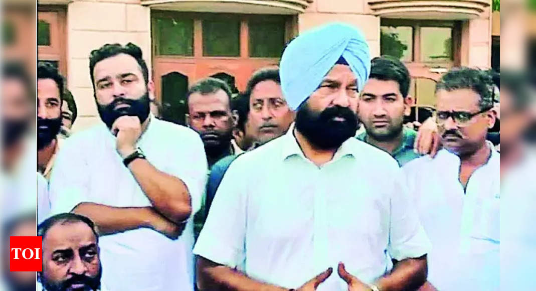 Dimpy Dhillon Resigns from Shiromani Akali Dal