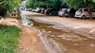 Gurgaon: Contract given in April, drains not cleaned yet, sewage flows on to road