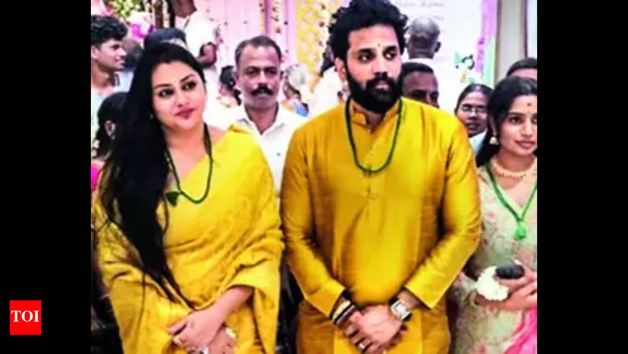 Namitha: Actor Namitha alleges ill-treatment at temple | Madurai News -  Times of India