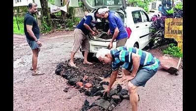 Locals unite to repair road in Derebail, fill pothole