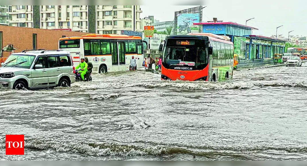 Heavy Rain Leads to Waterlogging and Traffic Disruptions in Delhi