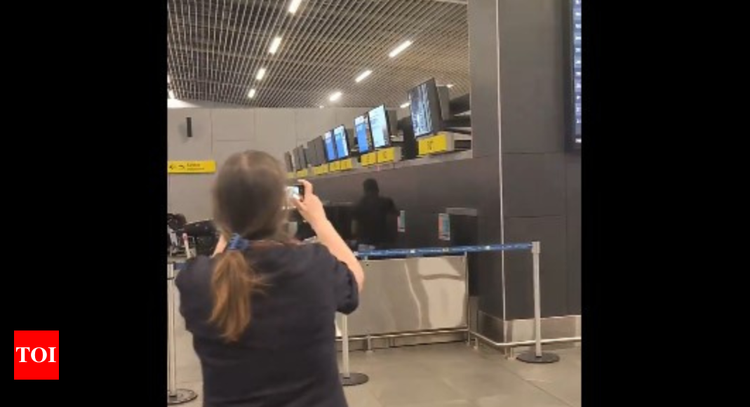 Video viral: pasajero enfurecido destruye computadoras en el aeropuerto. Le vendieron un billete falso de American Airlines.