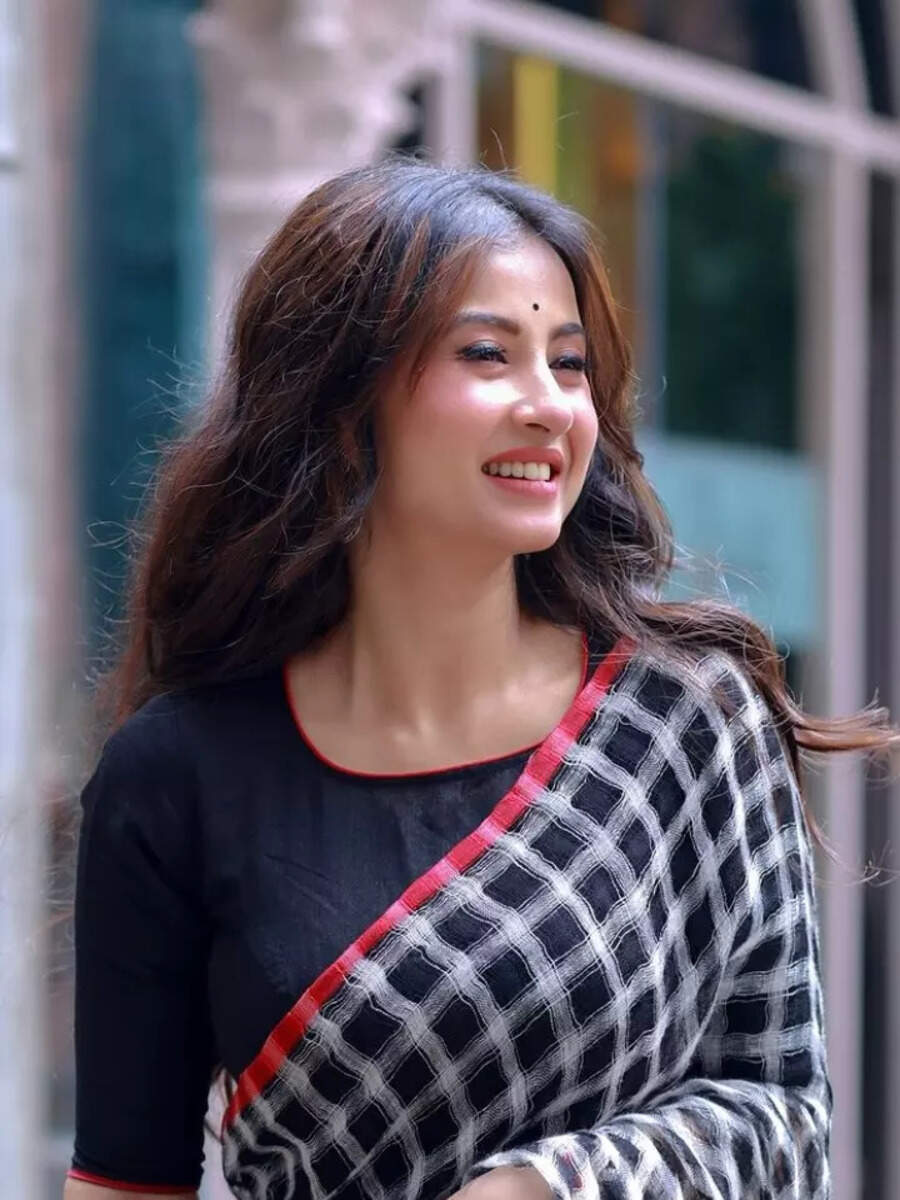 Monami Ghosh’s simple and stunning saree looks | Times of India