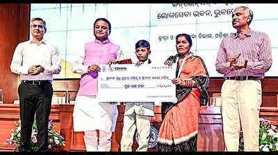 Mother, son get state govt’s bravery award for saving man from drowning