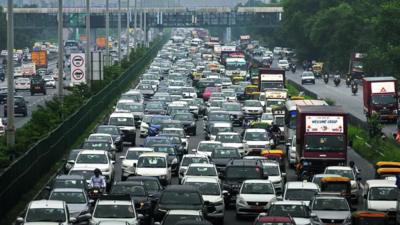 Heavy rain floods Delhi-Gurgaon border, causes traffic chaos