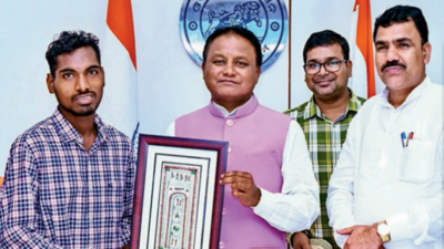 Mangala Muduli meets CM Mohan Majhi on Thursday Odisha CM Mohan Charan Majhi felicitates Bonda student for clearing NEET