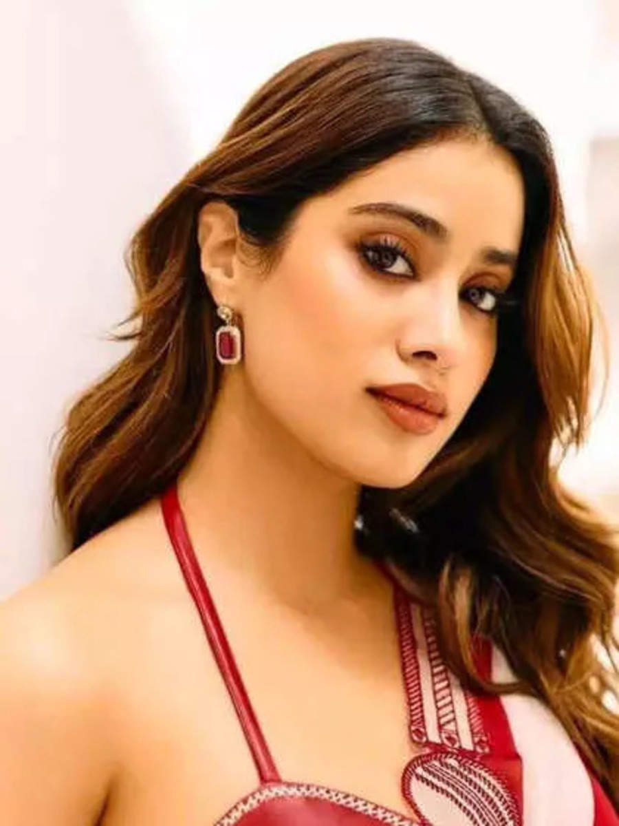 9 Classic Looks of Janhvi Kapoor That Will Leave You Mesmerized | Times Now