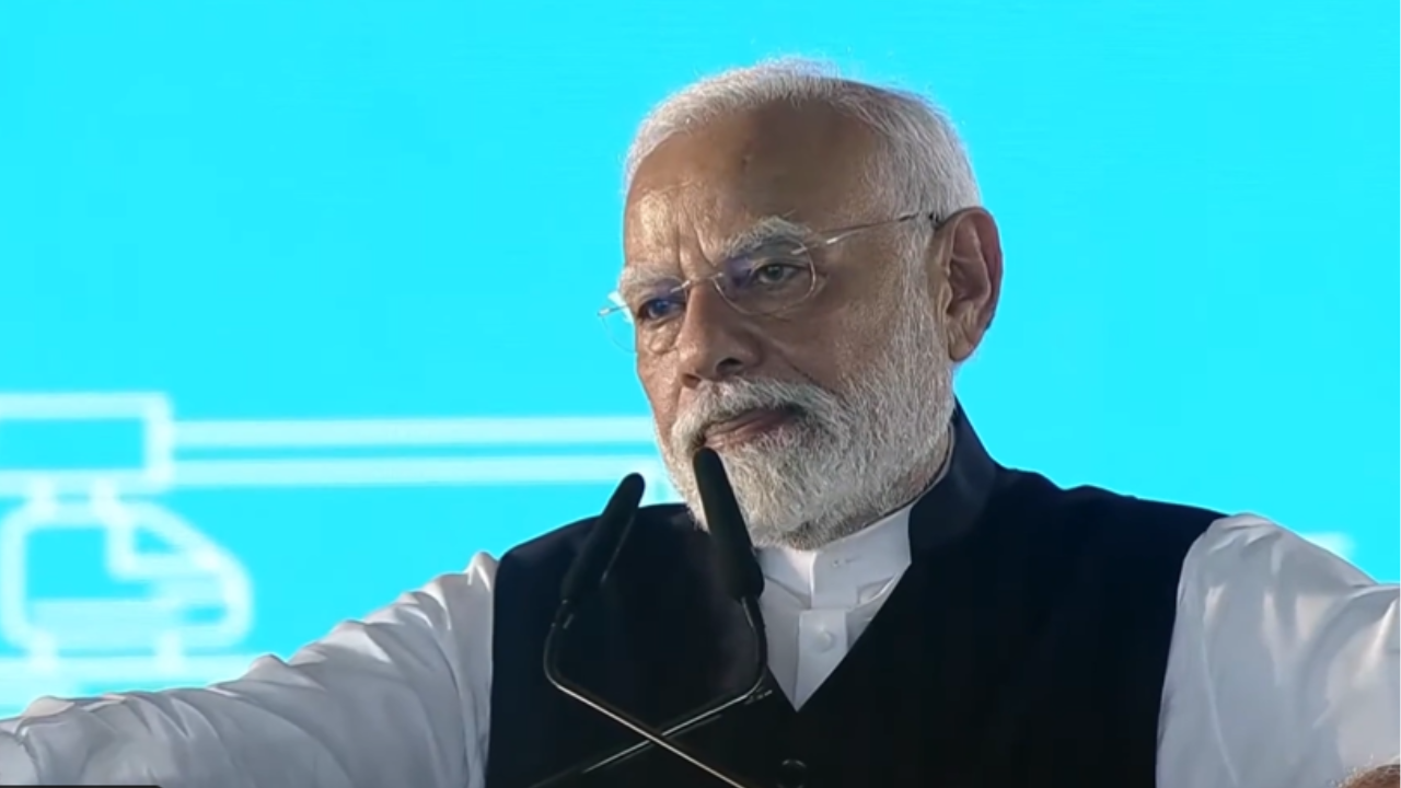 'Bow my head in apology': PM Modi on Shivaji statue collapse | India ...