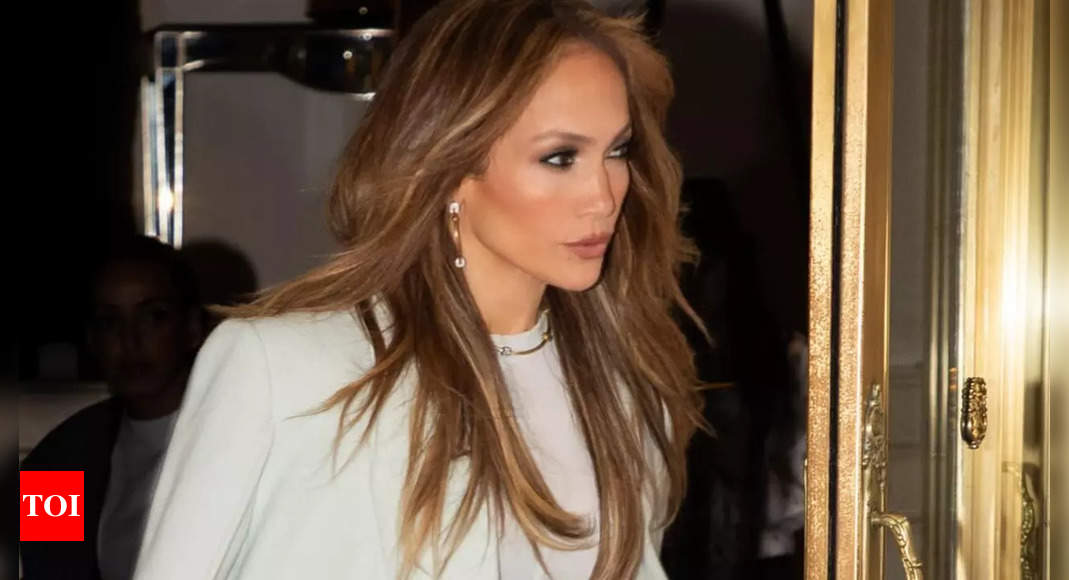 Jennifer Lopez dances with daughter