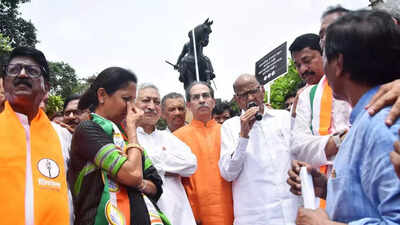 MVA leaders Sharad Pawar, Uddhav Thackeray and Nana Patole lead the protest march from Hutatma Chowk to the Gateway of India on Sunday Will not sit quietly till govt in Maharashtra is changed, vows Sharad Pawar