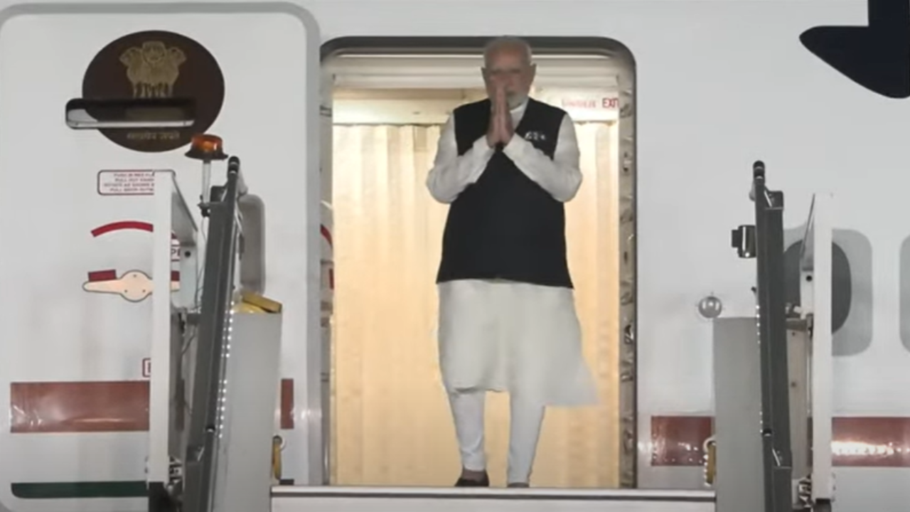 PM Modi Singapore Visit Live Updates: PM Modi departs for Singapore after  concluding Brunei visit - The Times of India