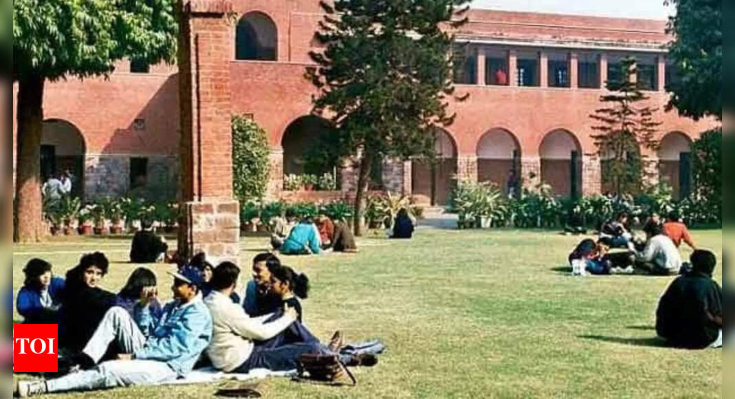 Delhi University allocates Undergraduate seats to 764 single girl child applicants, 132 orphaned students