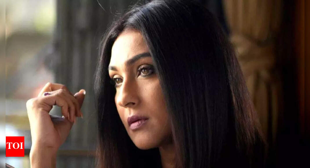 Rituparna Sengupta faced ‘Go Back’ slogans after turning up at an RG Kar Protest Demonstration |
