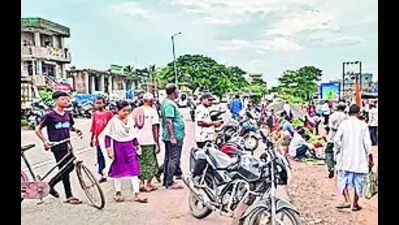 Market ‘encroaches’ on SH, affecting traffic flow