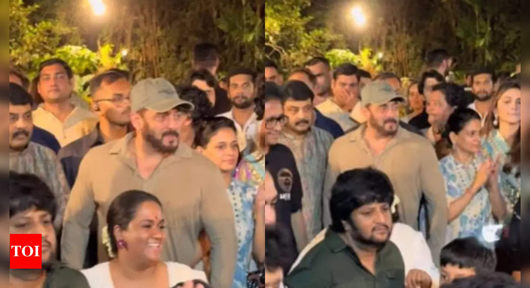 Salman Khan grooves at ‘Ganpati Visarjan’ despite rib injury, fans call him ‘megastar’ – WATCH VIDEO | Hindi Movie News – Times of India